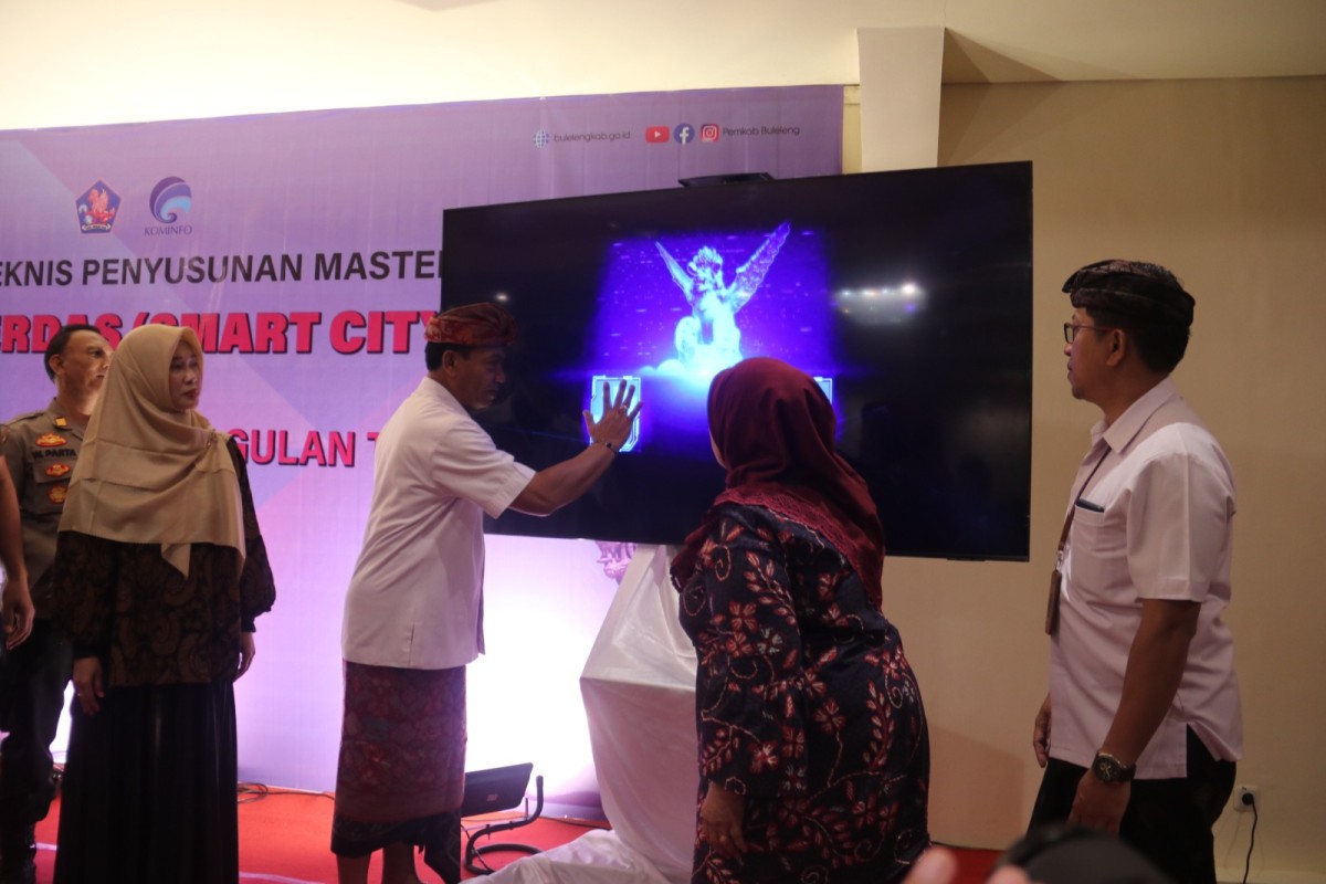 Penjabat Bupati Buleleng Ketut Lihadnyana saat membuka penyusunan masterplan smart city. 