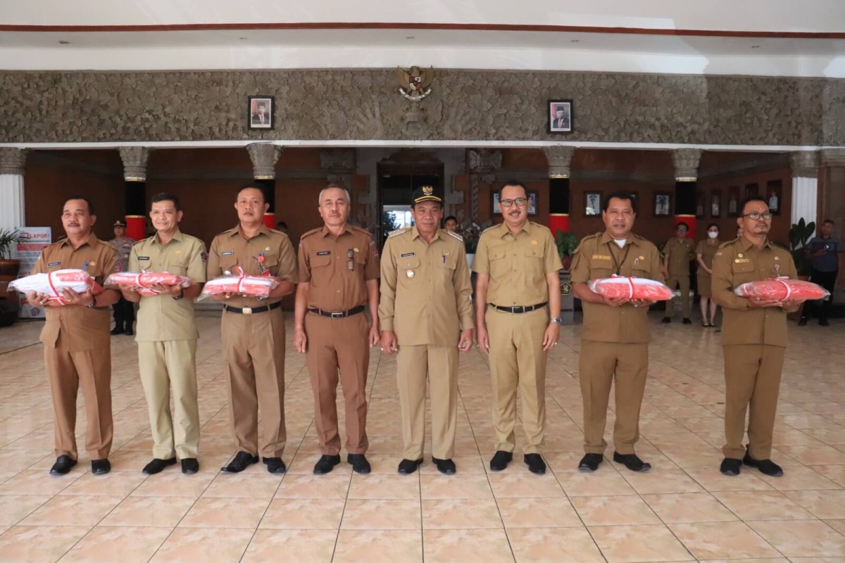 Pj Bupati Buleleng Bagikan Ribuan Bendera Merah Putih - GATRABALI.COM