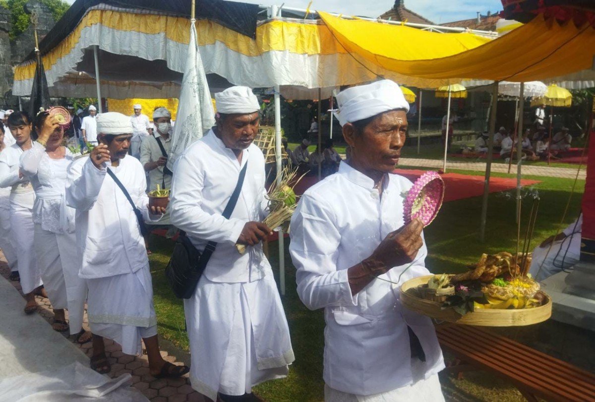 Prosesi Piodalan DiPura Agung Jagatnatha.