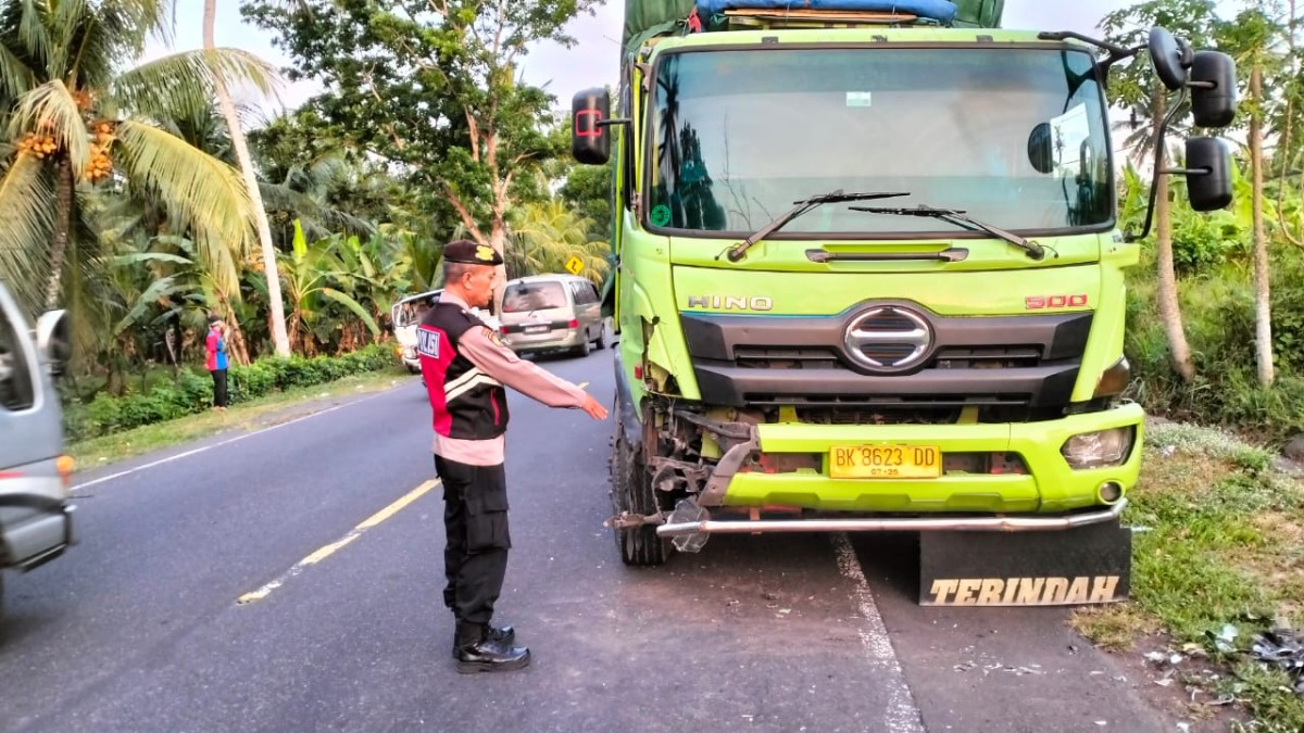 Kecelakaan Truk dan Mobil Pikap di Jembrana Menyebabkan Pengemudi Terluka.
