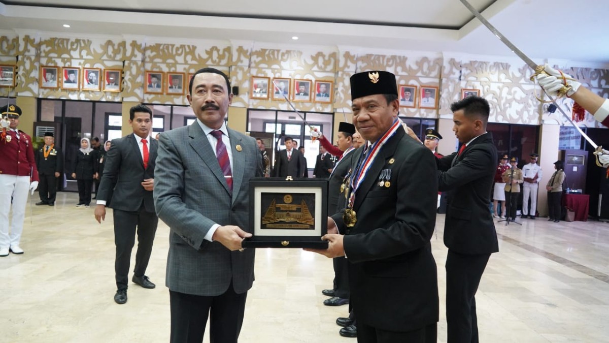 Penjabat (Pj) Bupati Buleleng Ketut Lihadnyana mendapat Penghargaan Kartika Pamong Praja Muda dan Alumni Kehormatan dari Institut Pemerintahan Dalam Negeri (IPDN)