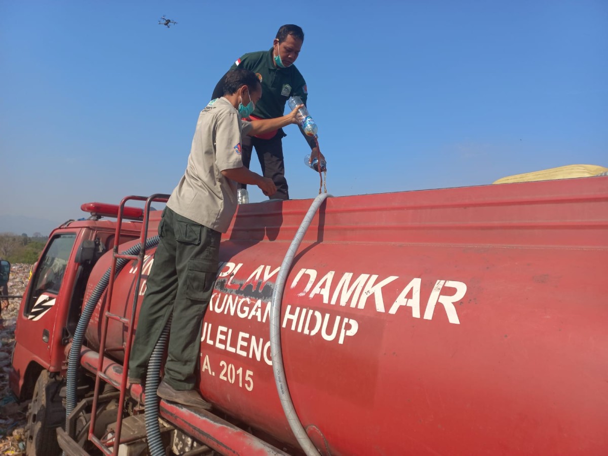 Pemerintah Kabupaten Buleleng yang bersinergi dengan TNIPolri, PMI dan Taman Nasional Bali Barat menggelar apel siaga pencegahan kebakaran dan penyiraman untuk mendinginkan suhu di TPA Bengkala pada Rabu, 25 Oktober 2023.