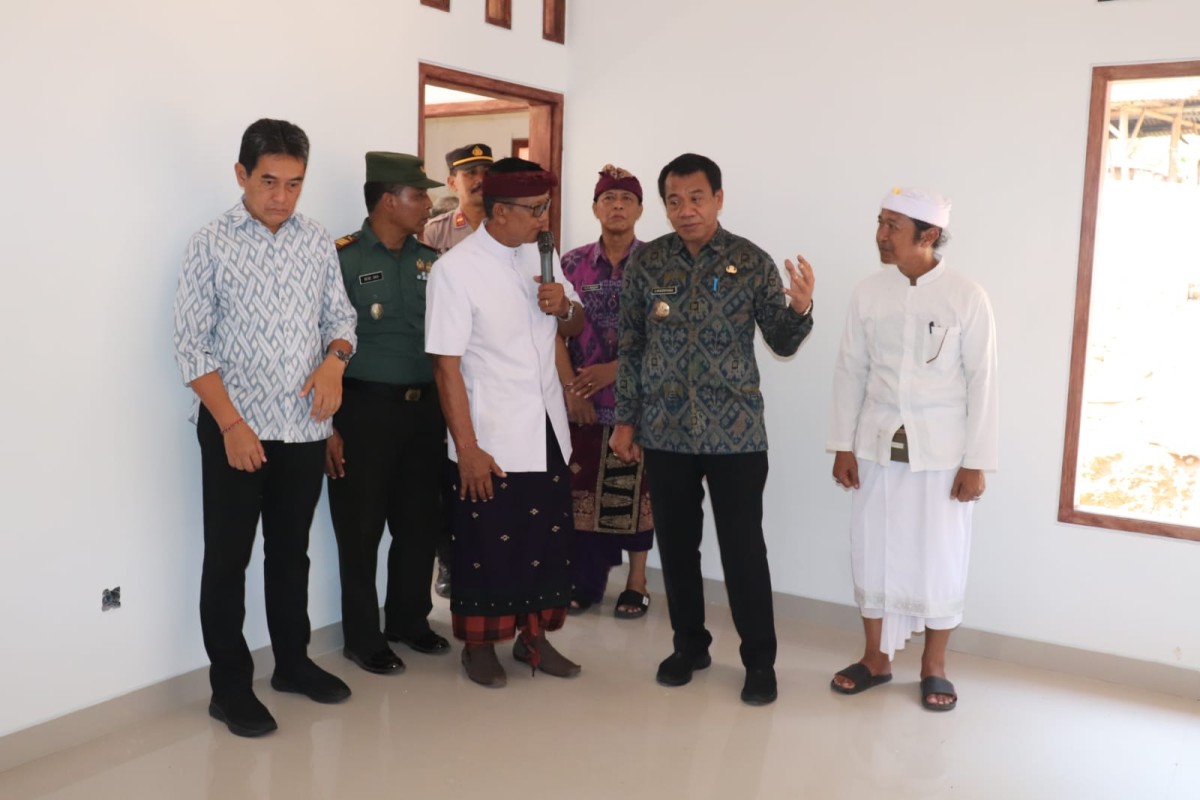 Penjabat (Pj) Bupati Buleleng Ketut Lihadnyana meninjau pembangunan Kantor Desa Bukti yang dilakukan menggunakan dana Bantuan Keuangan Khusus (BKK) Kabupaten Buleleng sebesar Rp600 juta.