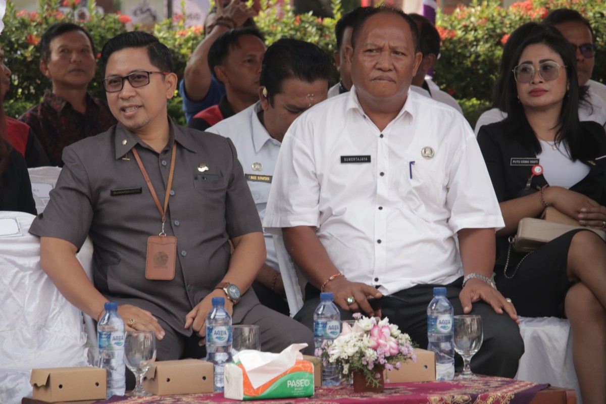 Kepala Dinas Kominfosanti Buleleng Ketut Suwarmawan saat menghadiri SMIK Career Expo 2023 di SMKN 1 Sukasada. Sumber foto: Humas Kominfosanti Buleleng