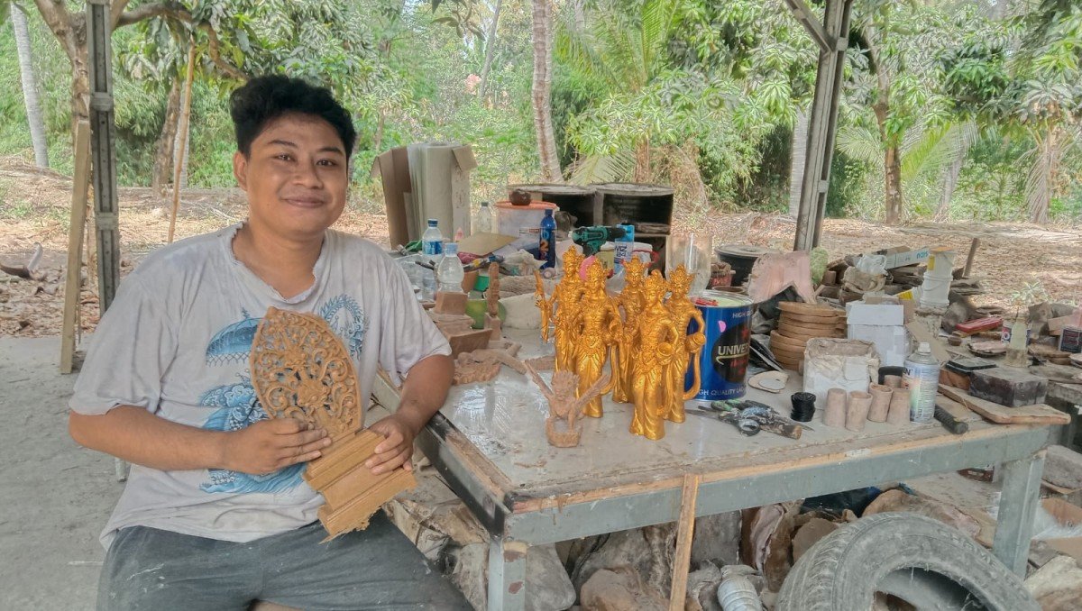 Gede Wikrama Putra Setia Diana Salah seorang pengrajin asal Desa Kubutambahan, Buleleng saat ditemui di kediamannya, Jumat, 1 Desember 2023.