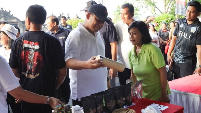 Pj Gubernur Bali Kunjungi Pasar Murah Jelang Hari Raya Galungan dan Kuningan