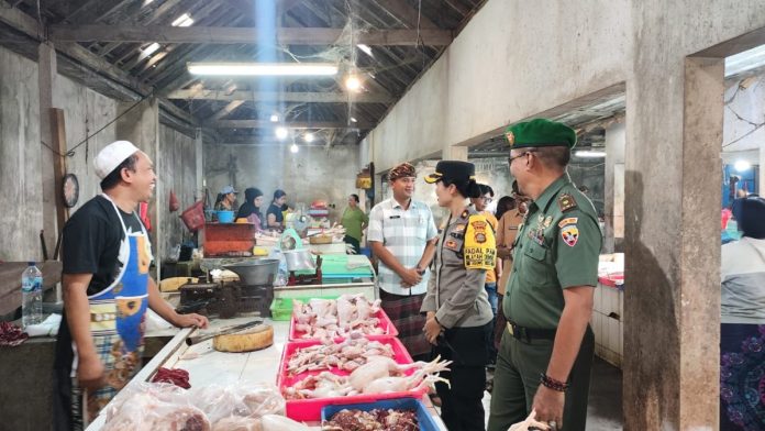 Jelang Hari Raya, Kapolsek Densel Cek Ketersediaan dan Harga Sembako di Pasar Tradisional