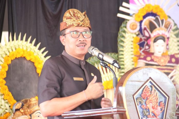 Sekretaris Daerah Kabupaten Buleleng, Gede Suyasa, dalam pembukaan lomba Bulan Bahasa Bali ke-VI