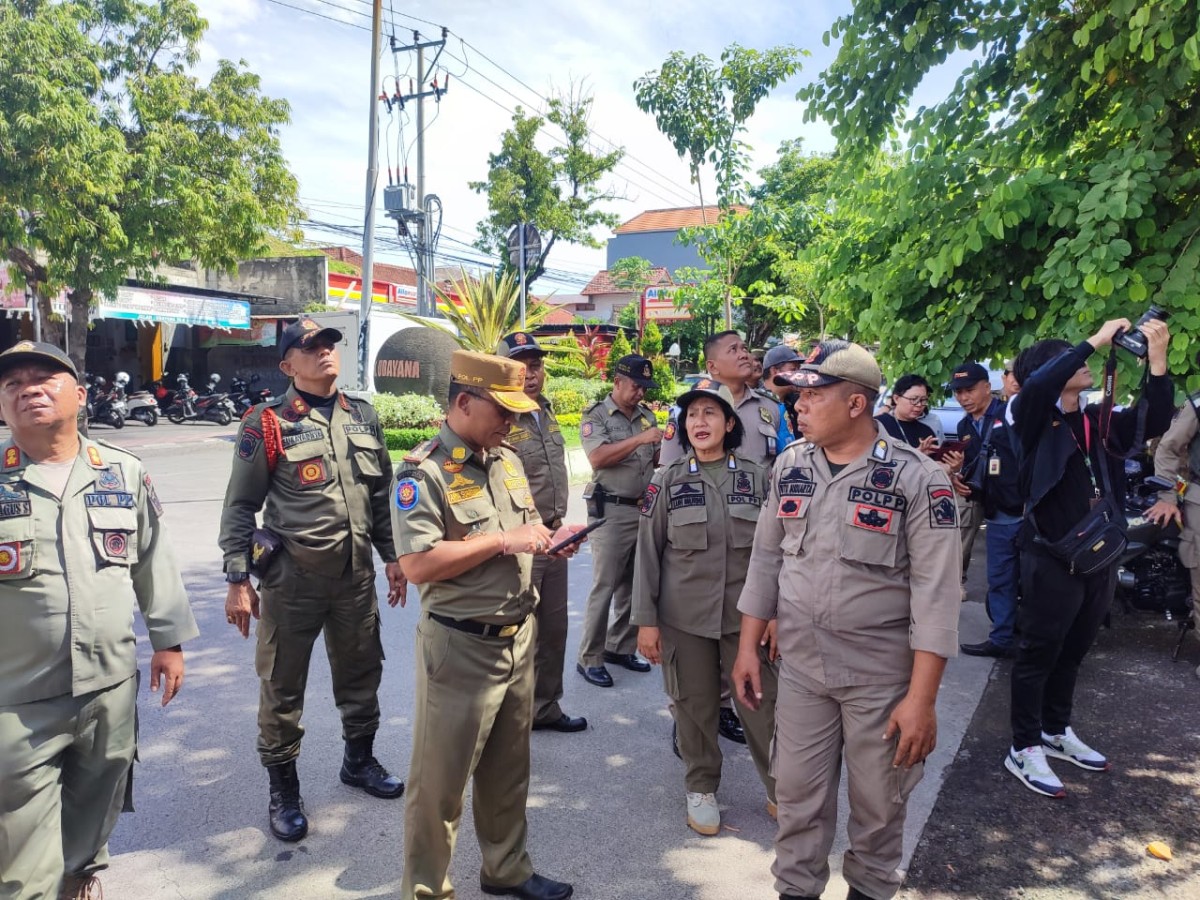 Dinas Perhubungan dan Satuan Polisi Pamong Praja (Satpol PP) bersinergi untuk menurunkan Alat Peraga Kampanye (APK)