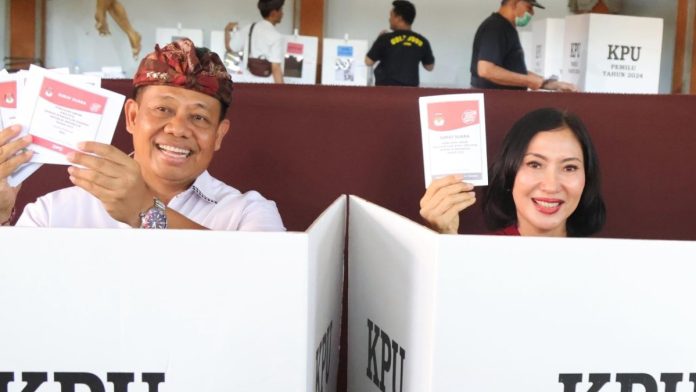 Pj Gubernur Bali saat bersama istri Nyoblos Pertama Kali di TPS 009 Banjar Kayumas Kaja.