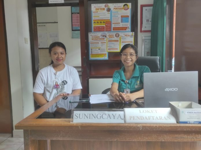 2 petugas berjaga di Puskesmas Pembantu (Pustu), Rabu, 14 Februari 2024.