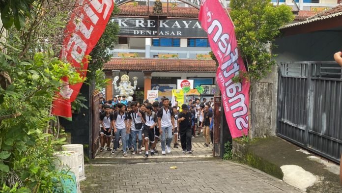 Siswa SMK Rekayasa Denpasar saat melaksanakan Kegiatan Jalan Santai HUT yang ke-38, pada Jumat, 16 Februari 2024.
