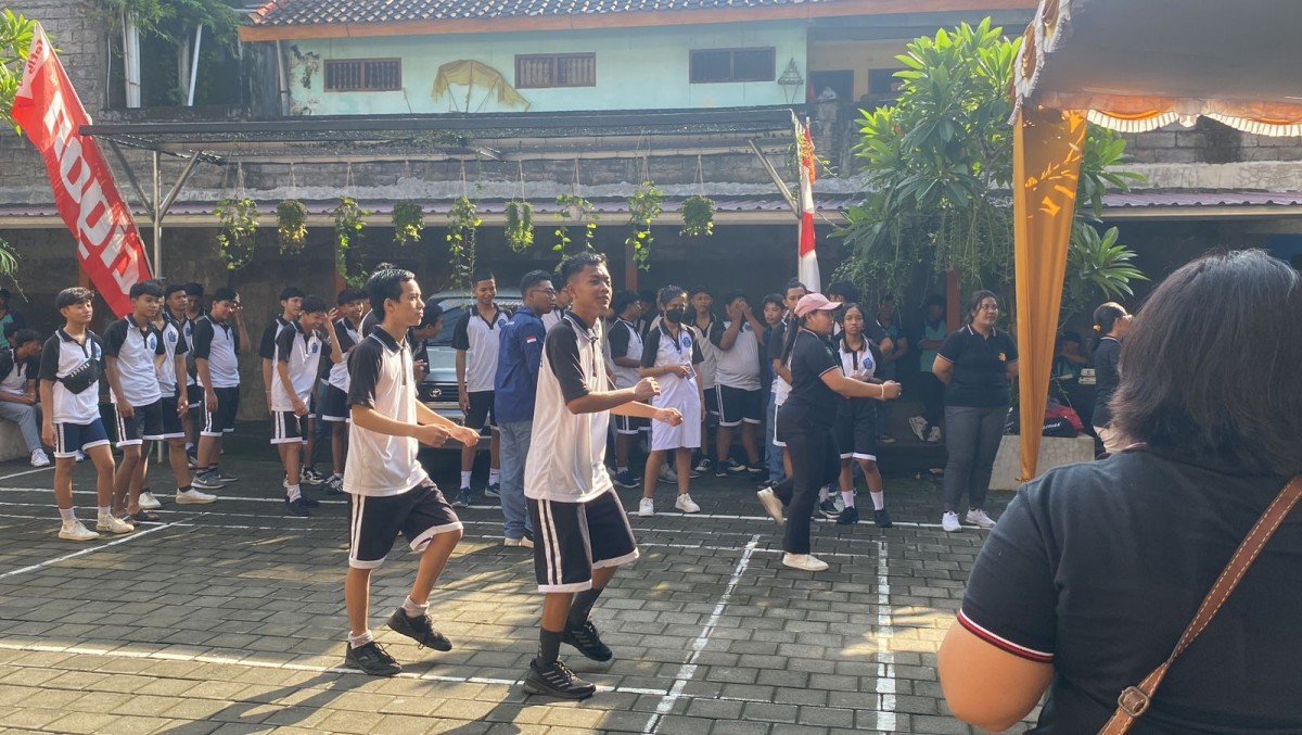 Rangkaian kegiatan senam setelah jalan santai di SMK Rekayasa Denpasar. 