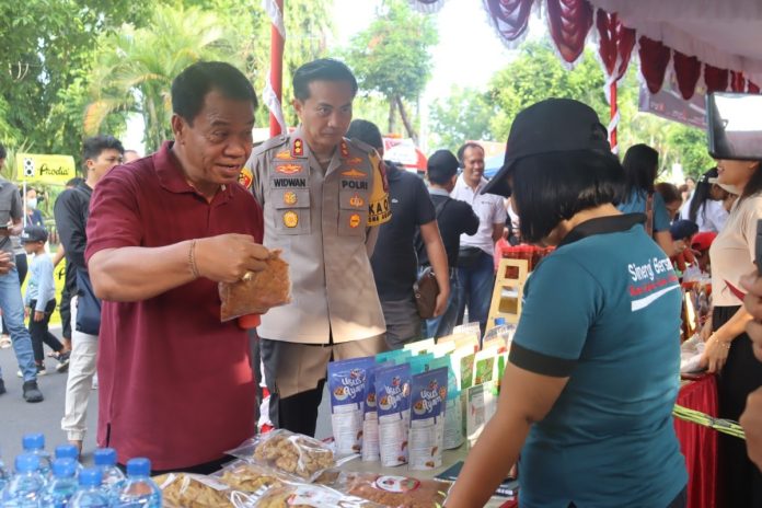 Pj. Bupati Buleleng, Ketut Lihadnyana saat mengunjungi pasar murah pada hari Minggu 25 Februari 2024 saat Car Free Day di Taman Kota Singaraja.