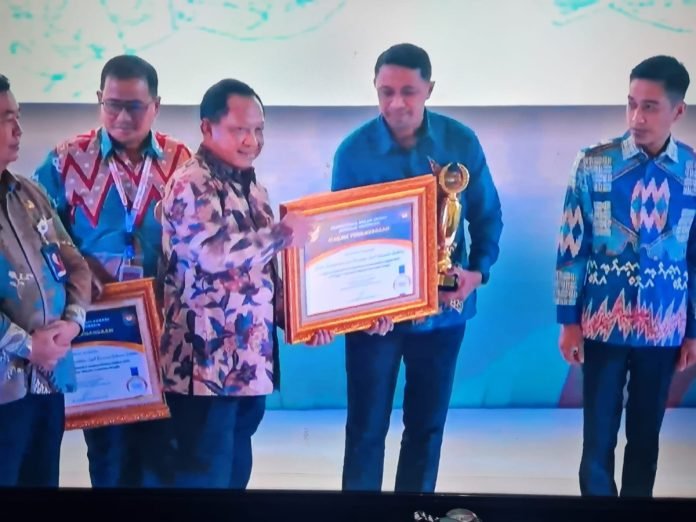 Prestasi Gemilang, Disdukcapil Buleleng Raih Penghargaan Dukcapil Prima