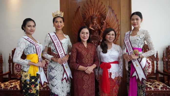 drg. Ida Mahendra, Ketua Dekranasda Provinsi Bali, memberikan motivasi kepada Ketut Permata