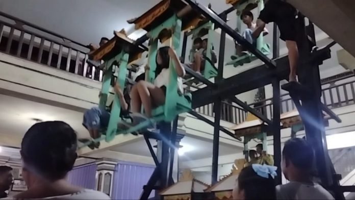 Salah satunya tradisi di Banjar Kerobokan, Desa Munggu, Kabupaten Badung, terdapat permainan ayunan kayu tradisional
