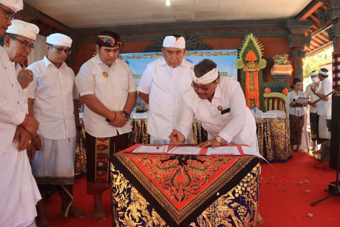 Bupati Jembrana I Nengah Tamba secara marathon menghadiri acara Pengukuhan Bendesa dan Prajuru Desa Adat di wilayah kecamatan Melaya dan Negara.