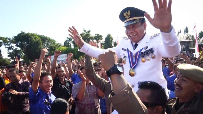 Ribuan pegawai Pemerintah Kabupaten (Pemkab) Buleleng baik itu Aparatur Sipil Negara (ASN) maupun non ASN saat mengelu-elukan Penjabat (Pj) Bupati Ketut Lihadnyana.