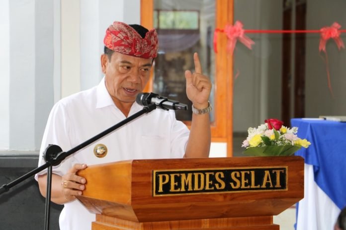 Penjabat Bupati Buleleng, Ketut Lihadnyana, menginginkan peningkatan kinerja dari perbekel (kepala desa) dan jajaran perangkat Desa Selat