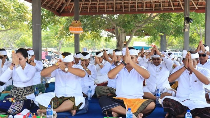 Persiapan Hari Raya Nyepi, Bupati Tamba Hadiri Upacara Melasti di Pantai Pengambengan