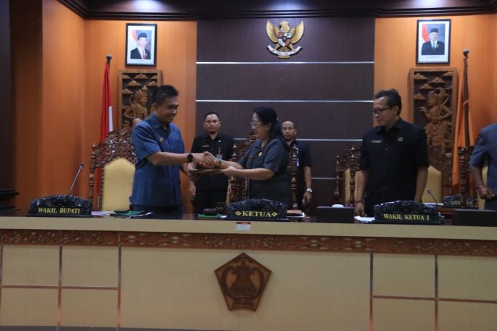 Wabup I Gede Ngurah Patriana Krisna (Ipat) saat menghadiri rapat paripurna, Jumat 15 Maret 2024 