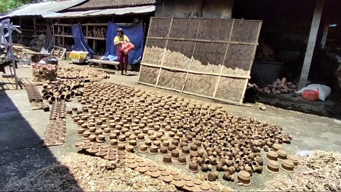 Produksi Kerajinan Gerabah di Desa Kapal Menurun Akibat Cuaca Tidak Menentu