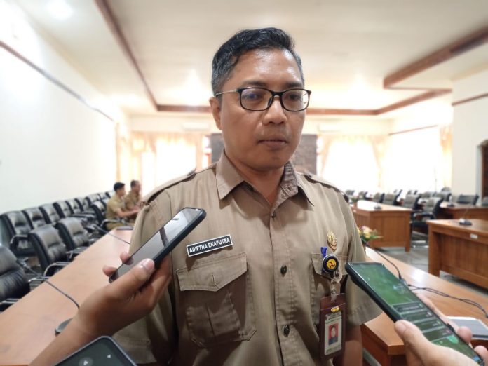 Kadis PUTR Adipta Eka Putra di ruang rapat RJ. Bupati Buleleng, Senin, 18 Maret 2024.