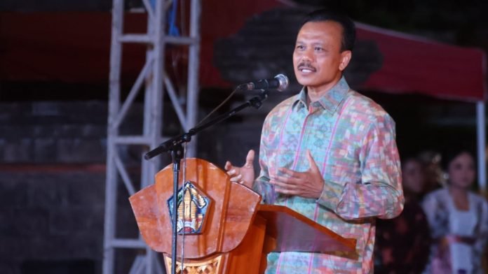 Sekretaris Daerah (Sekda ) Provinsi Bali, Dewa Made Indra saat menyampaikan penghargaan dan apresiasi tinggi pada gelaran SMK Fest Bali yang digelar di Art Center Denpasar