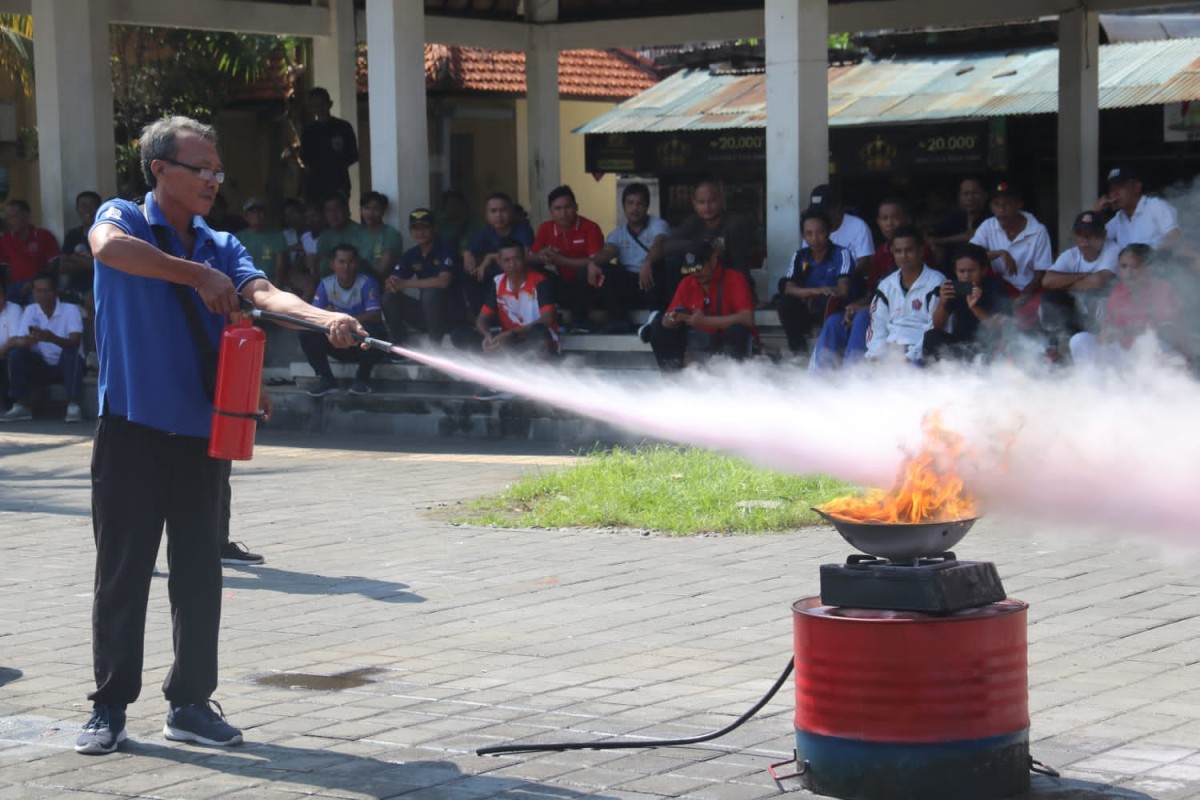 Damkar Buleleng Dorong Relawan untuk Tangani Kebakaran Awal dengan Efektif