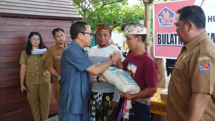 Pemkab Buleleng Beri Bantuan Beras dan Pakaian untuk Korban Bencana di Desa Giri Emas