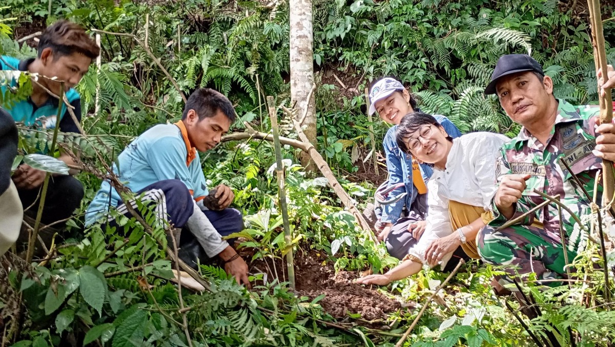 Kolaborasi Internasional, Menanam 500 Bibit Pohon untuk Konservasi Sumber Air di Desa Pedawa