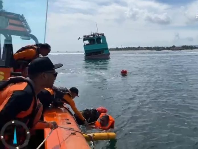 Lima ABK KM Naga Mas Perkasa 58 yang Kandas di Perairan Jungut Batu Lembongan Berhasil Diselamatkan