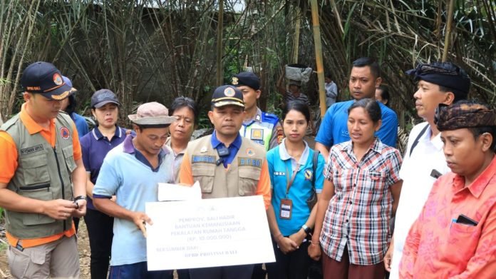 Pemprov Bali Berikan Bantuan Kemanusiaan kepada Warga Kurang Mampu di Desa Sibetan