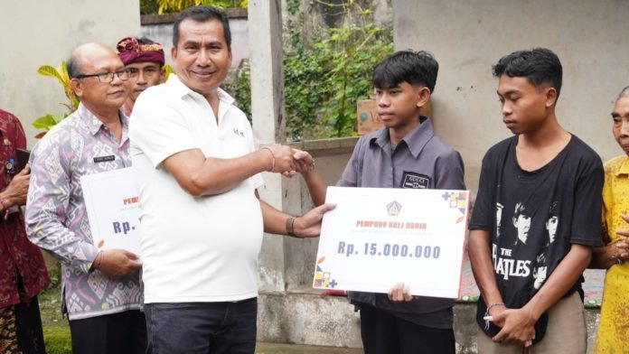 Pemprov Bali Salurkan Bantuan Kemanusiaan kepada Dua Anak Yatim Piatu di Desa Penaban, Karangasem
