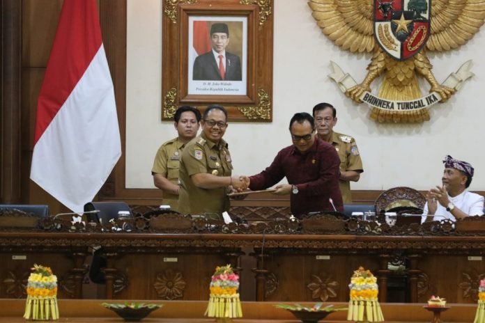 Penjabat Gubernur Bali, S.M. Mahendra Jaya mengapresiasi kerja keras Anggota Dewan Perwakilan Rakyat Provinsi Bali dan Tim Pansus dalam Rapat Paripurna Ke-8