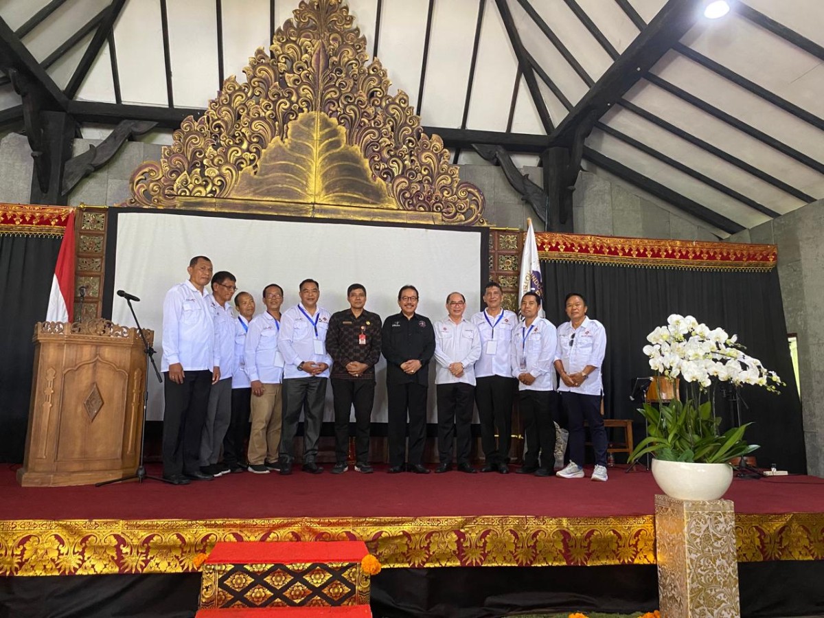 Prof. Tjokorda Oka Artha Ardhana Sukawati (Cok Ace) saat foto bersama dengan pengurus PHRI BPC Tabanan untuk periode 2024-2029