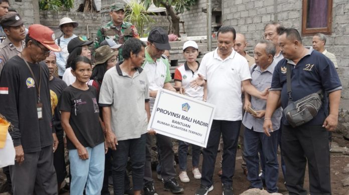 Sekda Dewa Indra Serahkan Bantuan Bedah Rumah kepada Dua Warga di Karangasem