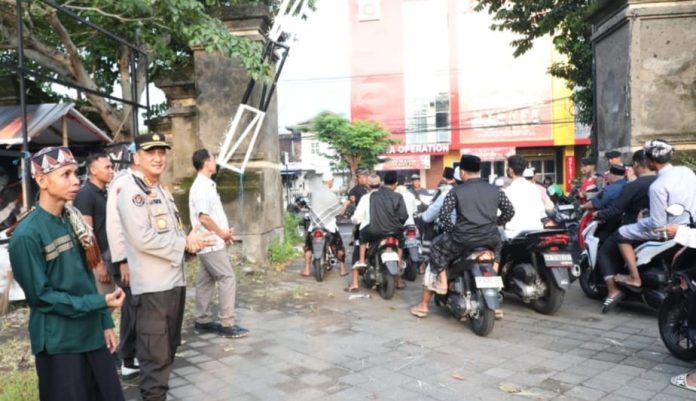 Polisi Pantau Pelaksanaan Ibadah Sholat IED di Denpasar