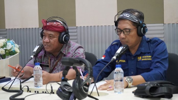 Dialog interaktif Kepala Dinas PUTR Buleleng, I Putu Adiptha Ekaputra dan Kepala Pelaksana (Kalak) BPBD Buleleng, Putu Ariadi Pribadi di salah satu stasiun radio di Singaraja, Senin, 8 April 2024.