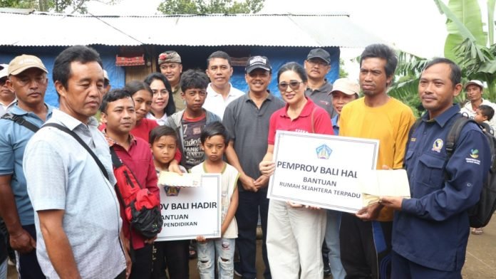 'Pemprov Bali Hadir' Berikan Bantuan kepada Keluarga Kurang Mampu di Kabupaten Bangli