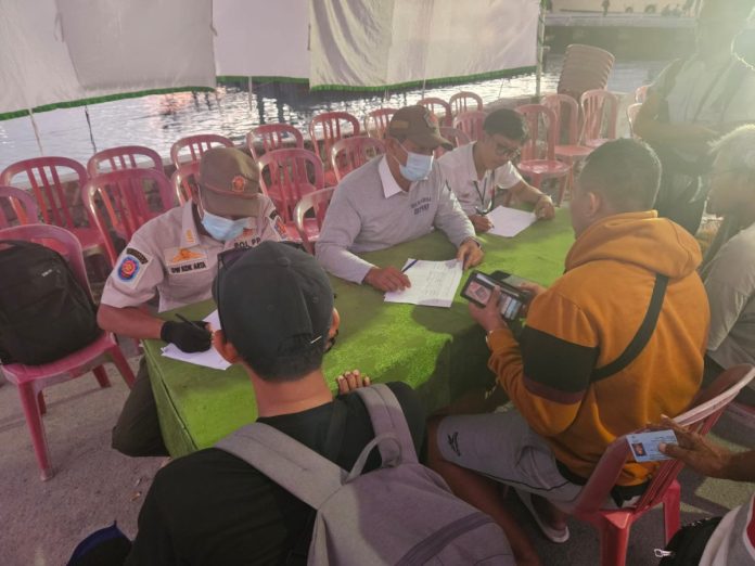 Satpol PP Buleleng saat Lakukan Pemeriksaan di Pelabuhan Celukan Bawang