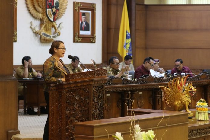 Dr. I Gusti Ayu Diah Werdhi Srikandi Wedasteraputri Suyasa, SE, MM., saat pembacaan laporan akhir pembahasan Raperda Provinsi Bali tentang Pengarusutamaan Gender di Ruang Sidang Utama DPRD Bali Renon Denpasar pada Senin 22 April 2024.