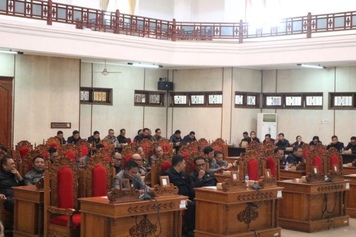 Suasana rapat paripurna yang dilaksanakan di ruang Sidang DPRD Kabupaten Buleleng.