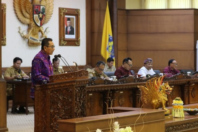 I Kade Darma Susila saat Rapat Paripurna ke-8 masa persidangan I Tahun sidan 2024 di Ruang Rapat Utama DPRD Renon Denpasar pada Senin 22 April 2024.
