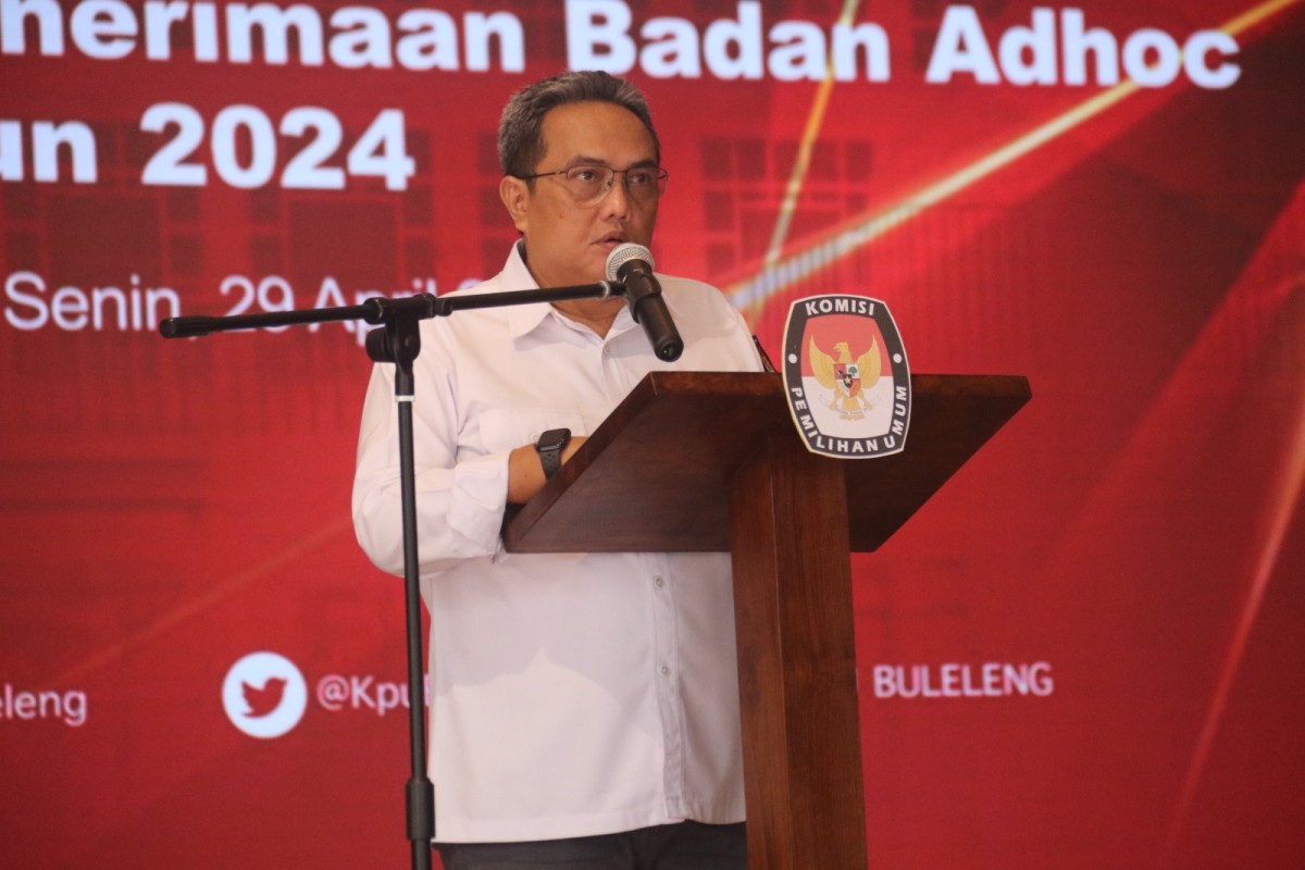 etua Komisi Pemilihan Umum (KPU) Kabupaten Buleleng, Komang Dudhi Udiyana pada rapat evaluasi kinerja Badan Adhoc dan sosialisasi calon perseorangan serta penerimaan Badan Adhoc Pilkada Tahun 2024 di The Grand Villandra Resort, Senin, 29 April 2024.