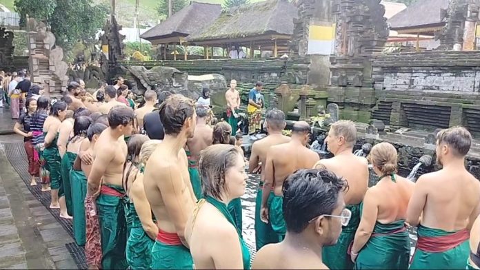 Wisata Religi di Pura Tirta Empul Gianyar Diminati Wisman