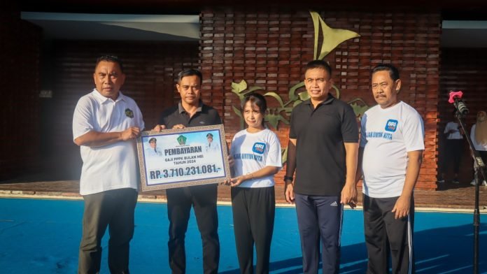 Penyerahan gaji pertama kepada PPPK tahun angkatan 2023 diselenggarakan di Gedung Kesenian Bung Karno, Jumat 31/05/2024.