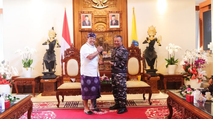 Penjabat (Pj.) Gubernur Bali S. M. Mahendra Jaya menerima kunjungan Panglima Koarmada (Pangkoarmada) II Laksamana Muda TNI Ariantyo Condrowibowo, M.Tr.Opsla, di Rumah Jabatan Gubernur Bali, Jayasabha, Denpasar, Rabu, 22 Mei 2024.