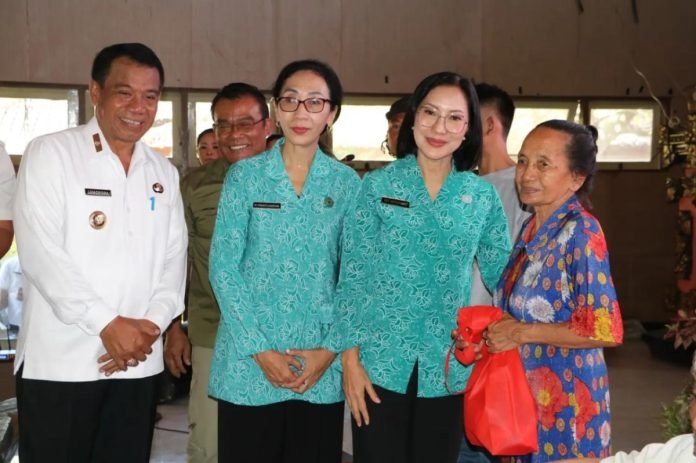 Pj Bupati Buleleng Ajak Masyarakat Berikan Semangat pada Lansia